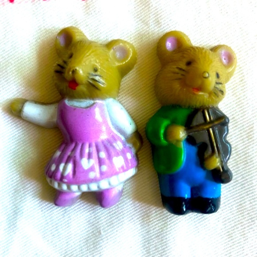 Vintage Mouse & fiddle Fridge magnet OS